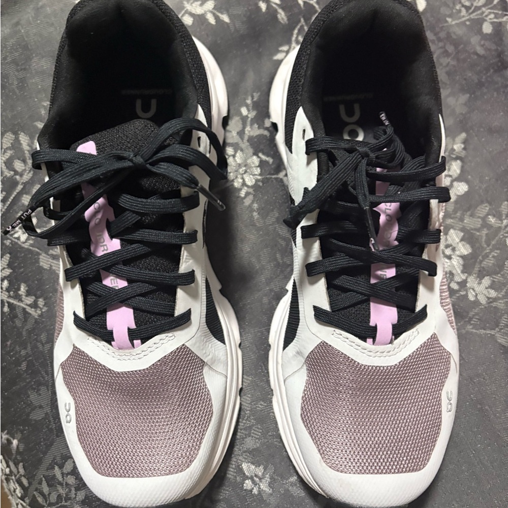 Like New On Cloud Women’s Sneakers 7.5